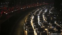 Macet parah terjadi di Jalan Sudirman, Jakarta, Kamis (6/10/2022) sekitar pukul 19.00 WIB bersamaan orang-orang pulang kantor.