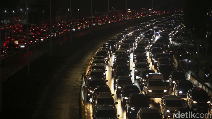 Usai Hujan, Jalanan Jakarta Macet Parah Hujan deras mengguyur Ibu Kota Jakarta, Kamis (6/10) sore. Hujan ini mengakibatkan kemacetan panjang di Jalan Sudirman.