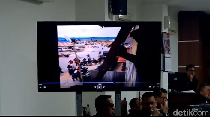 Video detik-detik massa geruduk Kantor Koramil Eranotali, Paniai Timur, Paniai berujung kasus pelanggaran HAM berat.