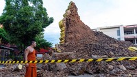 Bangunan kuno yang berada di kawasan bersejarah Kuil Wat Sri Suphan itu roboh akibat diterjang hujan deras pada Kamis (29/10/2022).