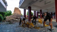 Keruntuhan bangunan pagoda itu menghancurkan struktur bangunan yang terbuat dari bata. Saat bersih-bersih, otoritas menemukan sejumlah artefak Buddha, mulai dari perunggu, patung gelas Buddha, dan peninggalan kuil yang tersembunyi yang belum teregistrasi.