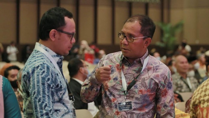 Wali kota Makassar Danny Pomanto berbincang dengan Wali kota Bogor Bima Arya