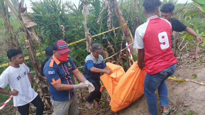 Polisi saat mengevakuasi  jasad korban pembunuhan dari septic tank. (Foto: Istimewa)