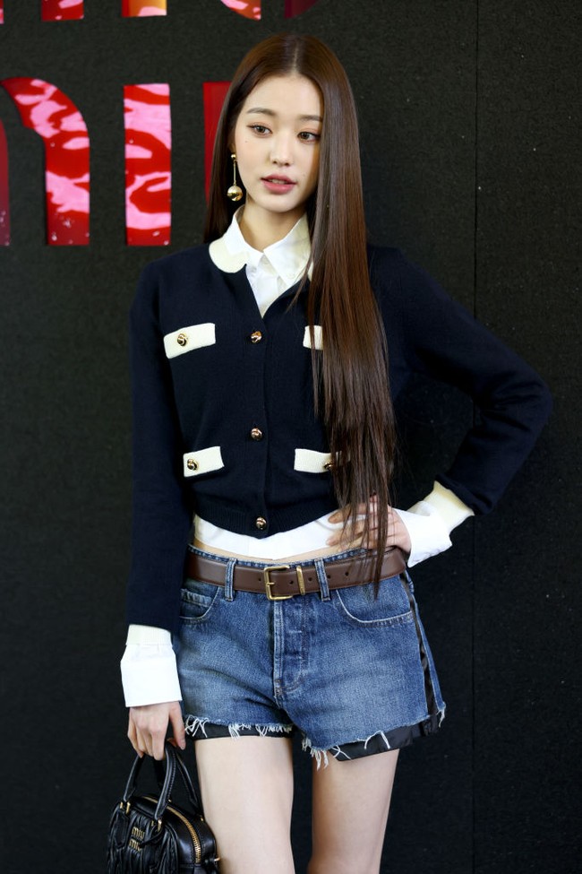 Sejumlah netizen Korea melihat kemiripan Wonyoung IVE dengan kontestan acara perjodohan Netflix Single’s Inferno, Freezia berkat penampilannya di Paris hari itu. Foto: dok. Getty Images