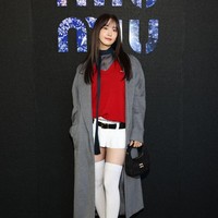 Yoona hadir memakai koleksi coat panjang Miu Miu berwarna abu-abu, yang dipadukan dengan atasan senada dan sweater merah. Lengkap dengan low-waisted skirt khas brand asal Italia tersebut. Foto: dok. Getty Images