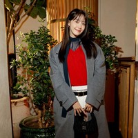 Penampilan Yoona semakin lengkap dengan koleksi heels Miu Miu berwarna coklat dan kaos kaki putih panjang. Yoona juga memakai koleksi tas Miu Wander matelassé nappa leather mini hobo bag seharga $2,300 atau sekitar Rp 34 jutaan. Foto: dok. Getty Images