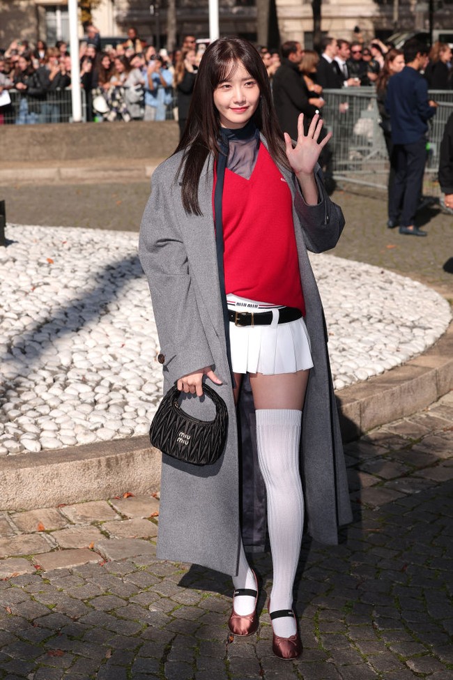 Tak disangka-sangka, bintang drama Korea Big Mouth itu memamerkan poni barunya untuk pertama kalinya di Paris. Global ambassador Miu Miu itu pun semakin awet muda meski sudah berkepala tiga. Foto: dok. Getty Images