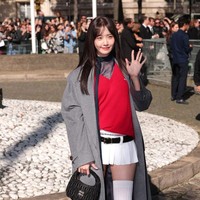 Tak disangka-sangka, bintang drama Korea Big Mouth itu memamerkan poni barunya untuk pertama kalinya di Paris. Global ambassador Miu Miu itu pun semakin awet muda meski sudah berkepala tiga. Foto: dok. Getty Images