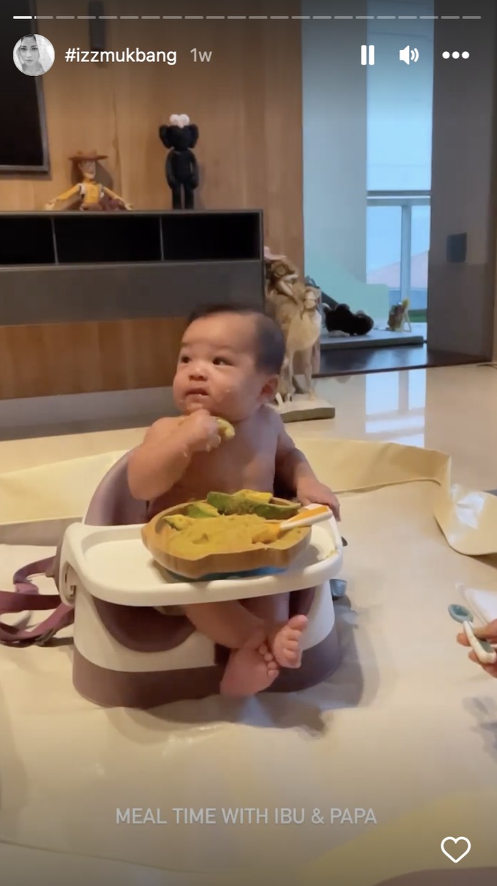 10 Potret Gemas Baby Izz, Anak Nikita Willy Saat Belajar Makan