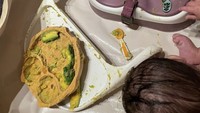 Nikita tak mempermasalahkan kalau proses makan Baby Izz begitu berantakan. Menurutnya ini adalah bagian dari belajar. 