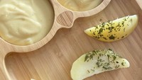 Tak kalah enak, Nikita membuatkan potato wedges bertabur parsley untuk Baby Iz. Ia menyandingkannya dengan kentang tumbuk yang dimasak bersama kaldu ayam.