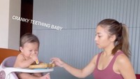 Betapa menggemaskannya momen Nikita menemani Baby Izz makan. Keduanya menikmati makanannya masing-masing!