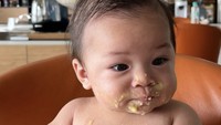 Baru pertama kali mengenal makanan, sepertinya Baby Izz suka dengan menu buatan sang ibu. Sampai-sampai belepotan hingga ke perut tuh, hihihi...