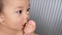 Menu enak lainnya adalah omelette. Nikita membuatkan versi sehat untuk sang anak karena dimasak dengan minyak alpukat.