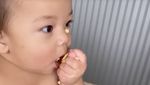 10 Potret Gemas Baby Izz, Anak Nikita Willy Saat Belajar Makan