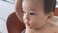 Meski makannya sambil mengantuk, Baby Izz tetap coba menghabiskan makanannya lho. Pintar ya? 
