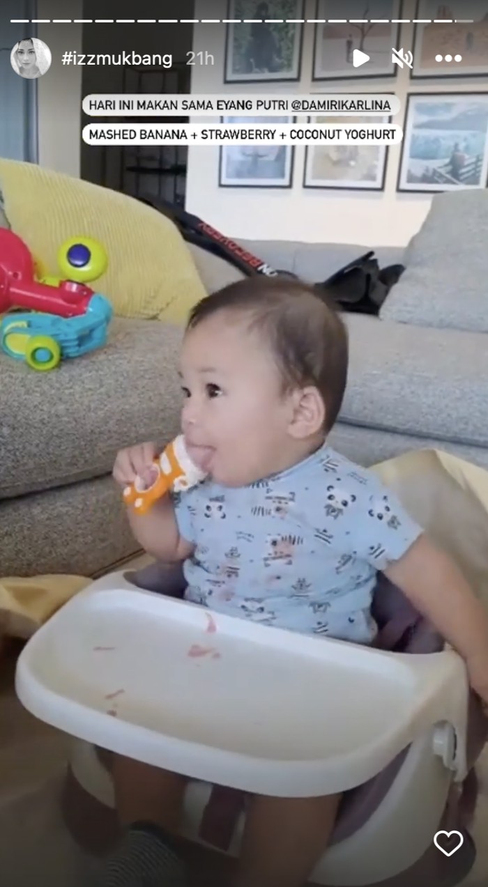 10 Potret Gemas Baby Izz, Anak Nikita Willy Saat Belajar Makan 10 Potret Gemas Baby Izz, Anak Nikita Willy Saat Belajar Makan