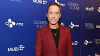 Alasannya, sang pemeran Tony Stark terlihat lebih kurus dari sebelumnya. Mungkin efek penampilan wajah yang berbeda ya? (Foto: Amy Sussman/Getty Images)  