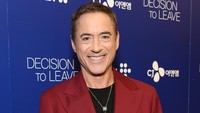 Di momen tersebut, Robert Downey Jr. tetap menghadirkan kesan Iron Man dalam penampilannya. Terlihat dari busana merah-hitam yang dia kenakan. (Foto: Amy Sussman/Getty Images)