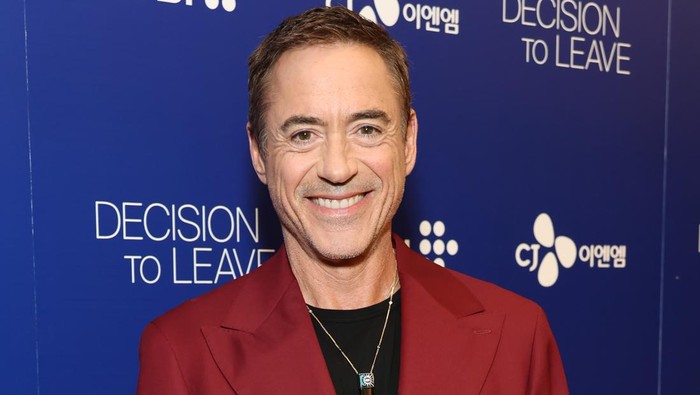 LOS ANGELES, CALIFORNIA - OCTOBER 06: Robert John Downey Jr. attends the Los Angeles Premiere Of 