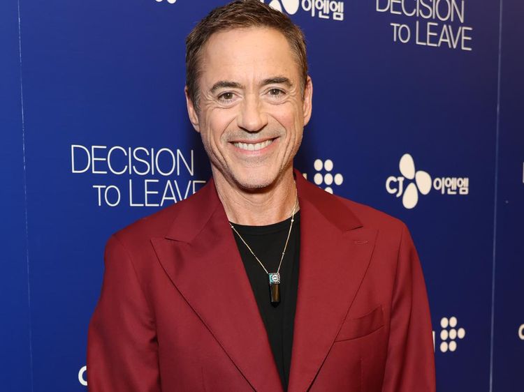 Tony Stark Kini Tanpa Kaca Mata dan Brewok