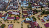 Foto udara memperlihatkan kawasan yang terendam banjir di Lhoksukon, Aceh Utara, Aceh, Kamis (6/10/2022). Badan Penanggulangan Bencana Aceh (BPBA) menyebutkan banjir akibat hujan deras dalam dua hari terakhir tersebut merendam 12 kecamatan di Aceh Utara. (Zikri Maulana/AFP/Getty Images)