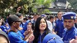 Gaya Biru Anies Baswedan Diterima Hangat AHY di Markas Demokrat