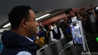 Anies Baswedan mencoba sistem pendeteksi wajah saat peresmian implementasi tarif integrasi Jak Lingko.