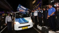 Anies Baswedan melepas keberangkatan angkutan Mikrotrans saat peresmian implementasi tarif integrasi Jak Lingko dan layanan mikrotrans AC di Stasiun MRT ASEAN, Jakarta Selatan, Jumat (7/10/2022).