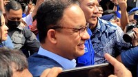 Anies terlihat mengenakan baju berwarna biru dan berompi JAKI warna biru saat disambut AHY dan Annisa Pohan. Anies sempat melambaikan tangan kepada para kader Demokrat. (Nahda-detikcom)