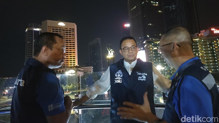 Anies tinjau Halte Bundaran HI (Tiara Aliya Azzahra/detikcom)
