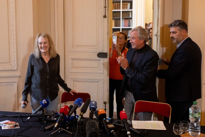 Annie Ernaux Terharu Raih Nobel Sastra 2022 PARIS, FRANCE - OCTOBER 06: French author Annie Ernaux gives a press conference as she wins Nobel Prize in Literature on October 06, 2022 in Paris, France. She was cited for the courage and clinical acuity with which she uncovers the roots, estrangements and collective restraints of personal memory. (Photo by Marc Piasecki/Getty Images)