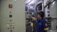 Selain petugas yang berjaga selama 24 jam, juga disiagakan 13 unit perahu karet, dan 41 unit Uninterrupted Power Supply (UPS).