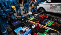 Pentugas mengecek peralatan saat apel kesiapsiagaan menghadapi musim hujan dan banjir di Jakarta.