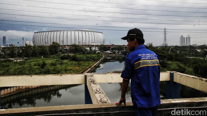 PLN UID Jakarta Raya menggelar apel kesiapsiagaan menghadapi musim hujan dan banjir di Jakarta. Apel dipimpin General Manager PLN UID Jakarta Doddy Pangaribuan.