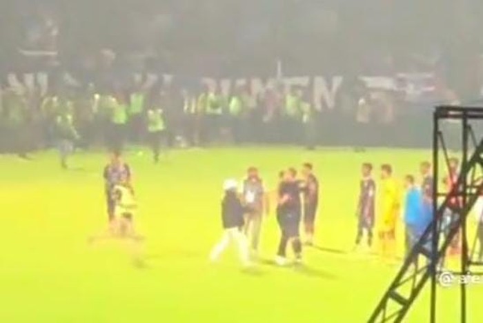 Aremania masuk ke lapangan ingin peluk pemain
