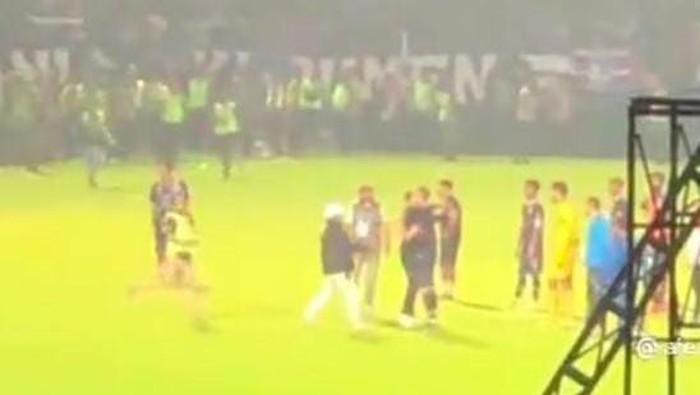 Aremania masuk ke lapangan ingin peluk pemain