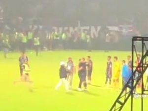 Penampakan Suporter Peluk Pemain Arema FC Sebelum Tragedi Kanjuruhan