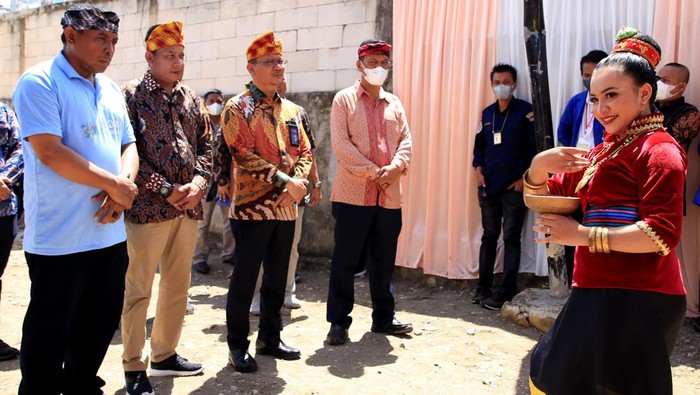 Asyik, Sekarang Pelni Punya Kantor Cabang di Bau Bau Gaes Wali Kota Bau Bau Lao Ode Ahmad (tengah) didampingi Direktur SDM & Umum PT PELNI Rainoc (dua kiri), Komisaris PT PELNI Kristia Budiarto (dua kanan) dan Kepala Cabang PELNI Bau Bau Juni Samsudin meresmikan Kantor PT PELNI Cabang Bau Bau, Sulawesi Tenggara, Jumat (7/10). Dalam sebulan, sebanyak 11 kapal PELNI menyinggahi Pelabuhan Bau Bau sebanyak 57 kali kedatangan dan tercatat sebagai pelabuhan kedua dengan penumpang terbanyak setelah Pelabuhan Makassar.