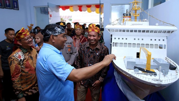 Asyik, Sekarang Pelni Punya Kantor Cabang di Bau Bau Gaes Wali Kota Bau Bau Lao Ode Ahmad (tengah) didampingi Direktur SDM & Umum PT PELNI Rainoc (dua kiri), Komisaris PT PELNI Kristia Budiarto (dua kanan) dan Kepala Cabang PELNI Bau Bau Juni Samsudin meresmikan Kantor PT PELNI Cabang Bau Bau, Sulawesi Tenggara, Jumat (7/10). Dalam sebulan, sebanyak 11 kapal PELNI menyinggahi Pelabuhan Bau Bau sebanyak 57 kali kedatangan dan tercatat sebagai pelabuhan kedua dengan penumpang terbanyak setelah Pelabuhan Makassar.