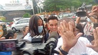 Baim Wong datang mengenakan jaket berwarna navy blue dan kaos putih di dalamnya dan terlihat selalu menebar senyuman kepada awak media. Foto: Ahsan/detikhot