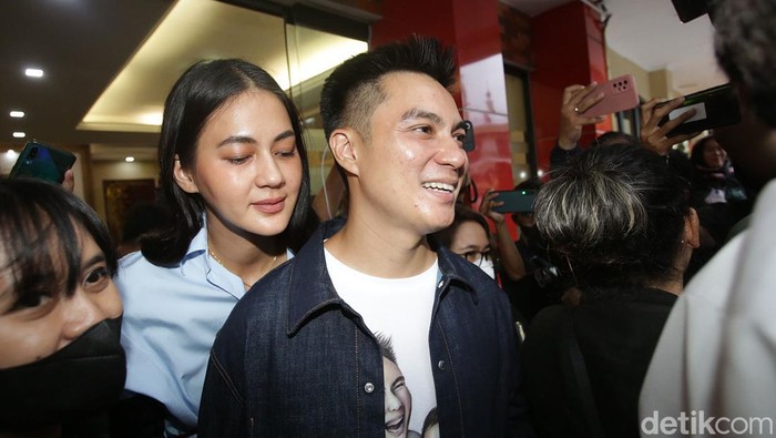 Baim Wong dan Paula Verhoeven ditemui wartawan usai pemeriksaan terkait video prank KDRT di Polres Metro Jakarta Selatan, Jumat (7/10/2022).