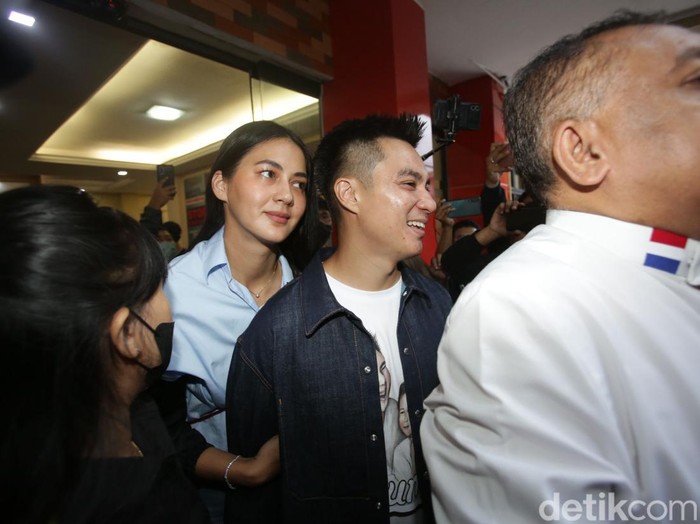 Baim Wong dan Paula Verhoeven ditemui wartawan usai pemeriksaan terkait video prank KDRT di Polres Metro Jakarta Selatan, Jumat (7/10/2022).
