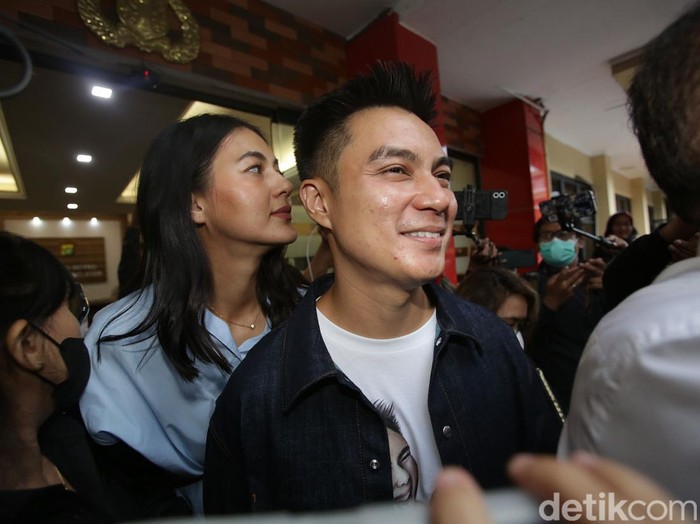 Baim Wong dan Paula Verhoeven ditemui wartawan usai pemeriksaan terkait video prank KDRT di Polres Metro Jakarta Selatan, Jumat (7/10/2022).