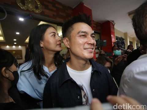 Baim Wong dan Paula Verhoeven ditemui wartawan usai pemeriksaan terkait video prank KDRT di Polres Metro Jakarta Selatan, Jumat (7/10/2022).