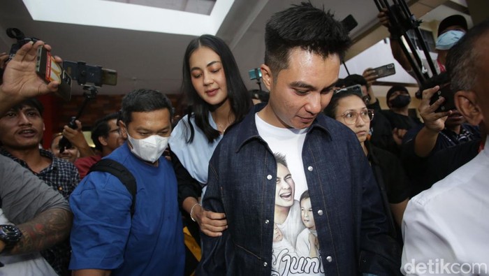 Baim Wong dan Paula Verhoeven ditemui wartawan usai pemeriksaan terkait video prank KDRT di Polres Metro Jakarta Selatan, Jumat (7/10/2022).