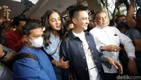 Kenapa saya lakuin? Saya mau tahu reaksi kepolisian itu seperti apa ketika memang kalau Paula itu yang melaporkan. Sesimpel itu ternyata jawaban polisinya itu sangat bagus. Dia itu tidak menjadikan itu adalah bahan viral ketika Paula melapor. Malah dia bilang, lebih baik didamaikan, takut menjadi viral, ujarnya melanjutkan. (Foto: Palevi/detikcom) 