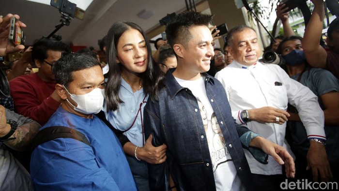 Baim Wong dan Paula Verhoeven ditemui wartawan usai pemeriksaan terkait video prank KDRT di Polres Metro Jakarta Selatan, Jumat (7/10/2022).