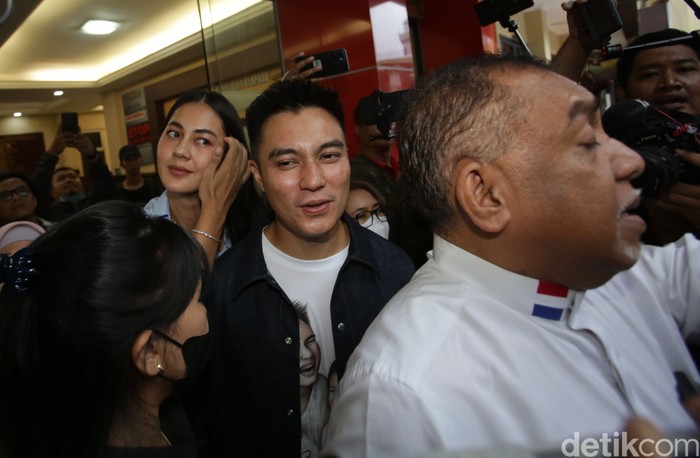 Baim Wong dan Paula Verhoeven ditemui wartawan usai pemeriksaan terkait video prank KDRT di Polres Metro Jakarta Selatan, Jumat (7/10/2022).