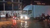 Banjir di Jalan Raya Jatimekar Bekasi, Banyak Motor Mogok